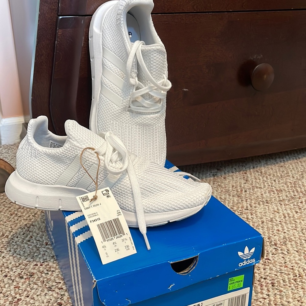 Girls adidas size 5 white Swift Run sneakers